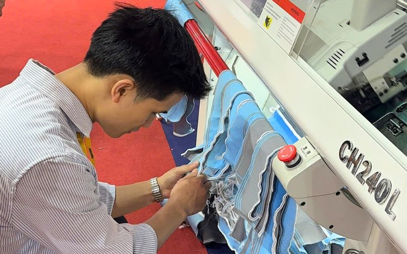 Dệt Bo Sài Gòn tham gia SaigonTex 2026 học hỏi, cải tiến bo polo 4 kỹ thuật viên dệt bo sài gòn